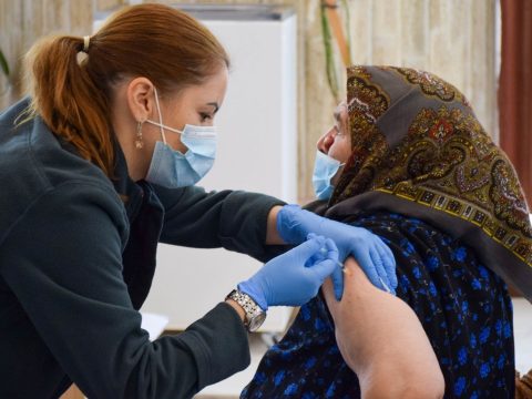Már több mint tízmillió adag vakcinát adtak be Romániában