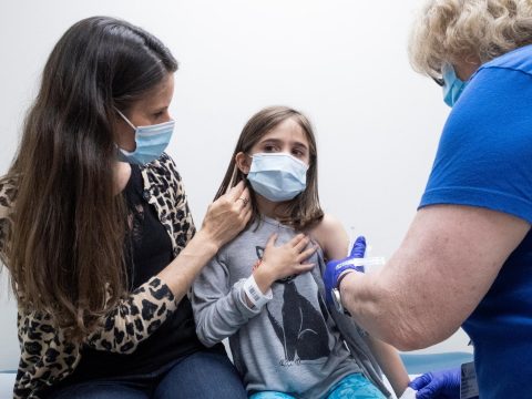 A Pfizer az 5 és 11 év közötti gyermekek oltására kifejlesztett vakcina engedélyezését kéri