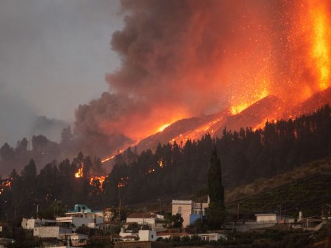 Kitört a kanári-szigeteki vulkán, ötezren kényszerültek elhagyni otthonukat