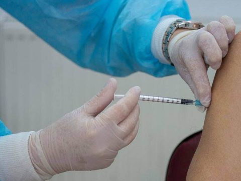 WHO: nincs ok kételkedni a vakcinák hatékonyságában az omikron variáns ellen