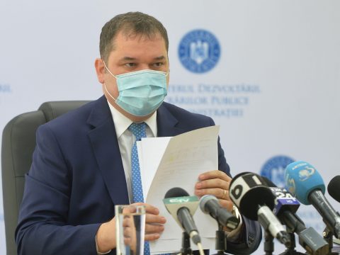 Cseke Attila határozottan cáfolta a lejárt vakcinákról szóló híreket