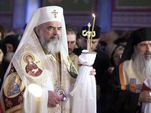 A román ortodox egyház vezetője beoltatta magát Covid19 ellen