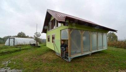 Kacsalábon forgó házat emelt feleségének a nyugdíjas