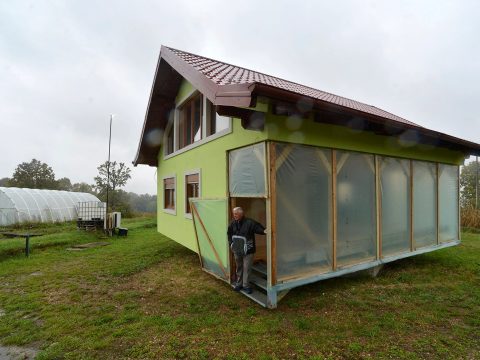 Kacsalábon forgó házat emelt feleségének a nyugdíjas