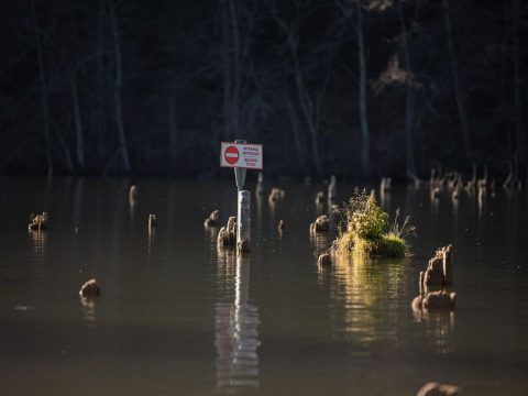 Vízvédelmi munkálatokkal próbálják lassítani a Gyilkos-tó feltöltődését