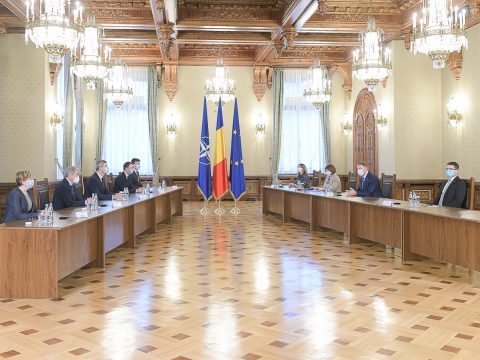 Az USR-t Cioloş, Barna, Dragu, Ion és Ghinea képviseli az államfő által kezdeményezett egyeztetésen
