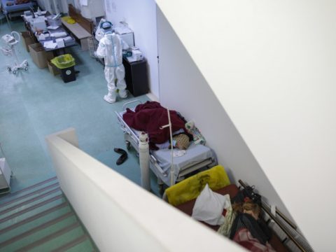 Kétezer koronavírusos vár szabad intenzív terápiás ágyra az ország kórházaiban