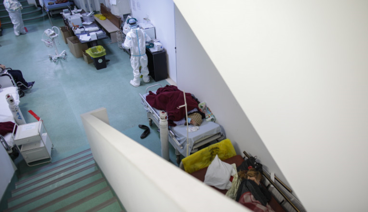 Kétezer koronavírusos vár szabad intenzív terápiás ágyra az ország kórházaiban