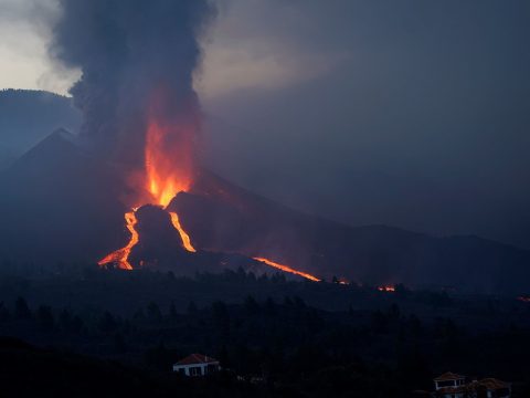 Már három hete nem csillapodik a vulkán La Palma szigetén