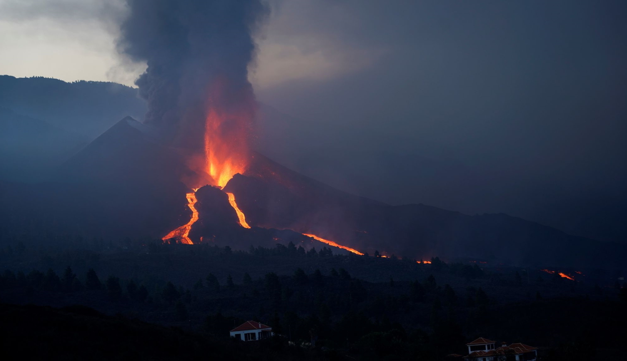 Már három hete nem csillapodik a vulkán La Palma szigetén