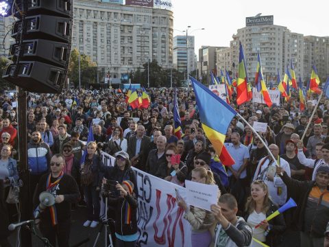 A kormány és a járványügyi intézkedések ellen tüntettek Bukarestben