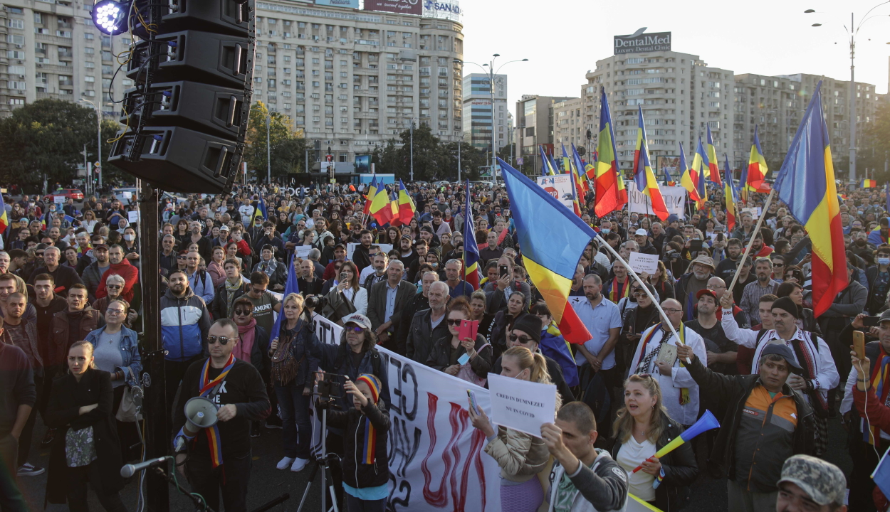 A kormány és a járványügyi intézkedések ellen tüntettek Bukarestben