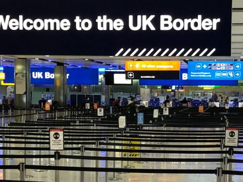 Már nem léphetnek be személyi igazolvánnyal Nagy-Britanniába a külföldön élő EU-polgárok