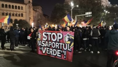 Néhány tucatnyian tüntettek csütörtök este Bukarestben a Covid-igazolvány ellen