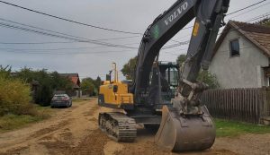 Erőgép a Kismező utcában. Ha az időjárás engedi, idén hozzálátnánk az aszfaltozáshoz