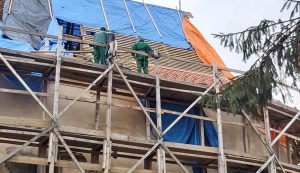 Dolgoznak a Szent Mihály-hegyi templom tetőszerkezetének kijavításán