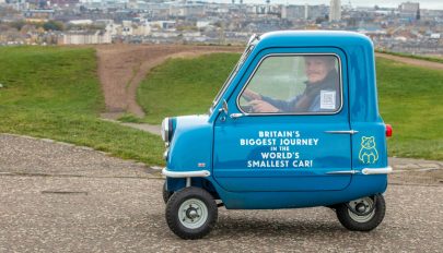 Több mint 1400 kilométert tesz meg jótékony célból a világ legkisebb autójával