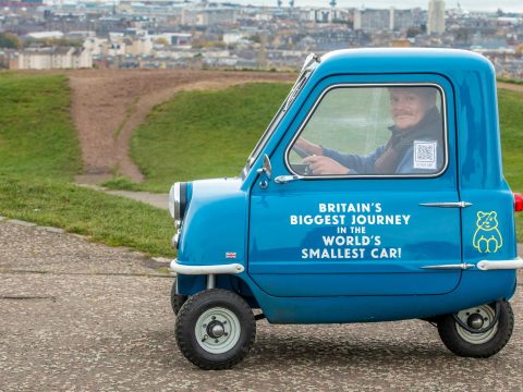 Több mint 1400 kilométert tesz meg jótékony célból a világ legkisebb autójával