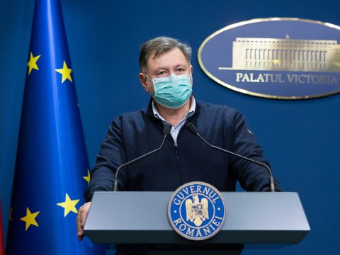 Az egészségügyi miniszter szerint már nem sürgős a Covid-igazolvány munkahelyi bevezetése