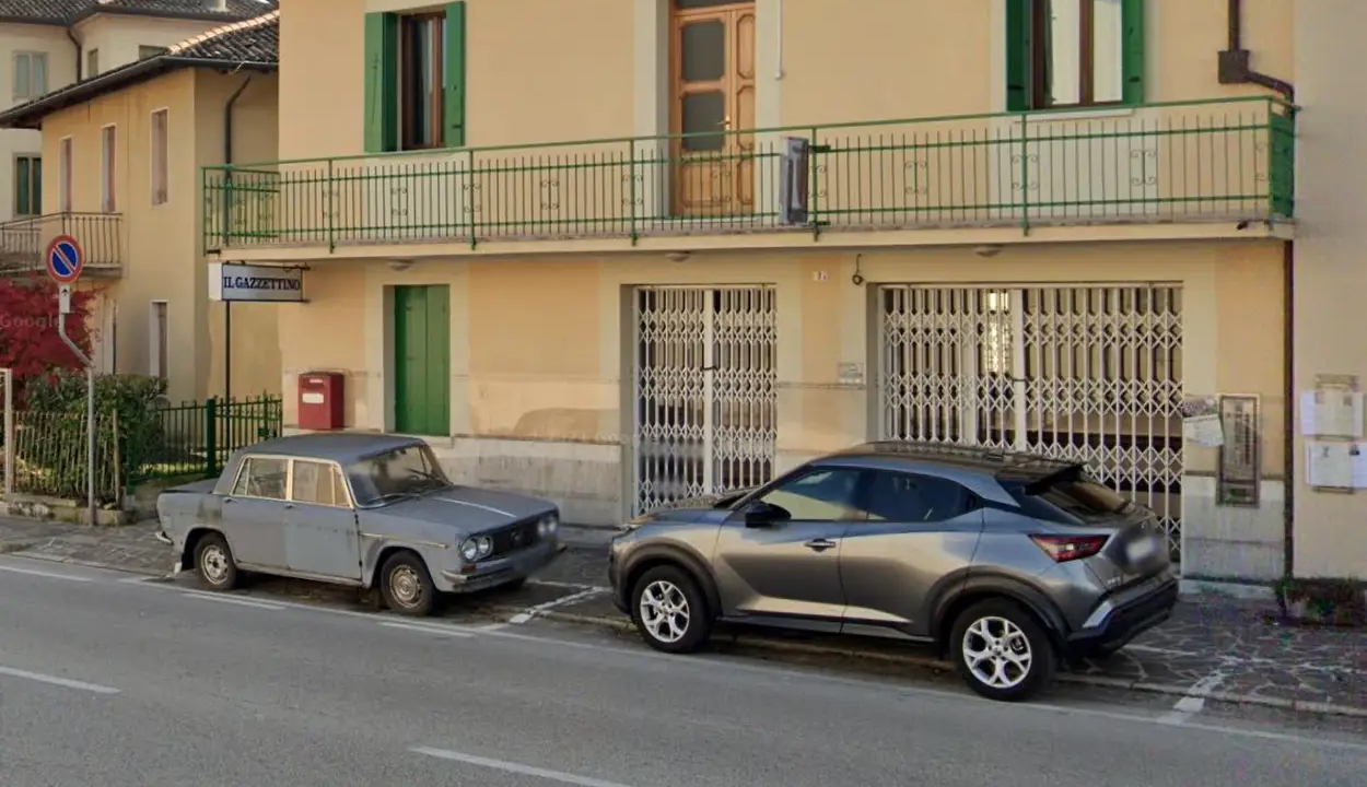 Turistalátványossággá vált a 47 évig ugyanazon a helyen parkoló autó