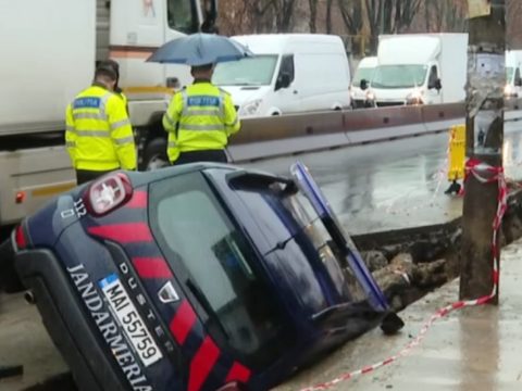 Munkálatok miatt kiásott gödörbe borult egy csendőrautó Bukarestben