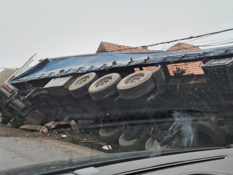 Kamion borult fel Csernátonban
