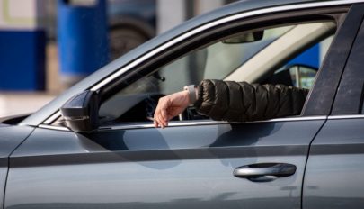 15 ezer lejre büntették, mert kidobott egy cigarettacsikket az autó ablakán