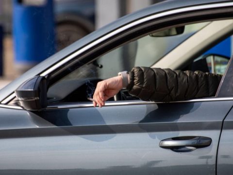 15 ezer lejre büntették, mert kidobott egy cigarettacsikket az autó ablakán