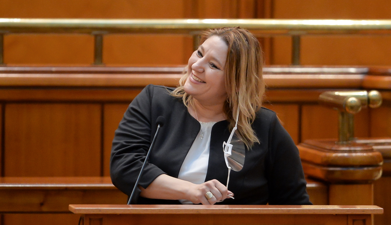 Feljelenti a rendőrségen egy szenátortársa Diana Şoşoacát, mert nem viselt maszkot a parlamentben