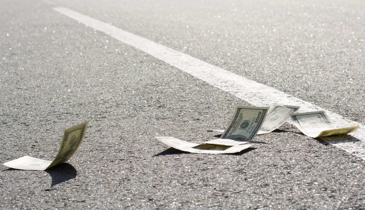 Pénzeső hullott az égből egy amerikai autópályán