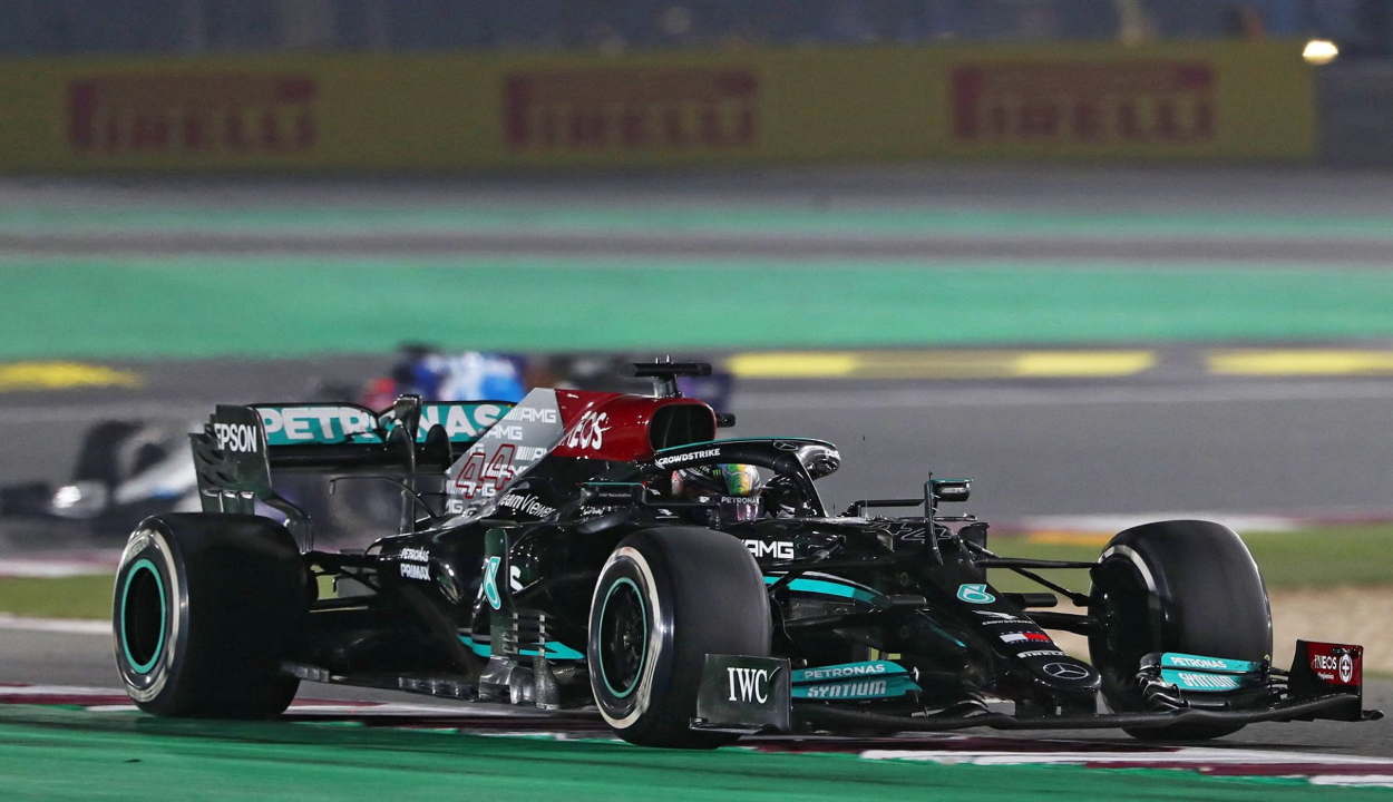Forma-1: Hamilton nyert Katarban, már csak nyolc pont a hátránya