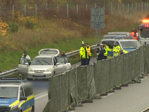 Leszúrta, majd az autók elé dobta feleségét egy német férfi