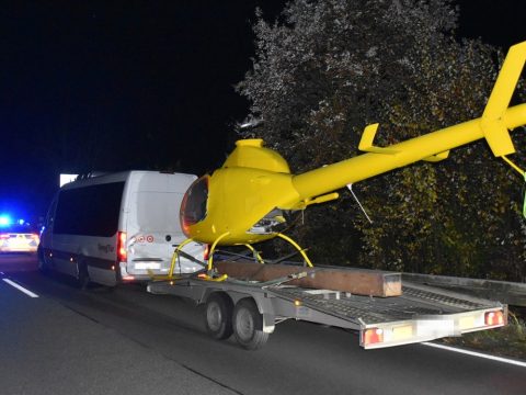 Utánfutón szállított helikoptert két román férfi Németországban
