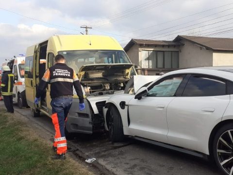 Tizenkilenc gyereket szállító iskolabusz balesetezett Prahova megyében