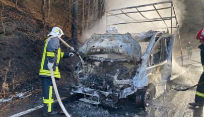 Kigyulladt egy furgon és két baleset is történt szerda reggel a megye útjain