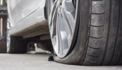 91 autó gumiját szúrta ki egy román férfi Ausztriában, mert zavarták a szomszédok