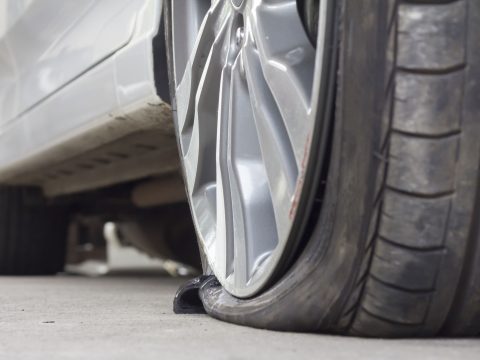 91 autó gumiját szúrta ki egy román férfi Ausztriában, mert zavarták a szomszédok
