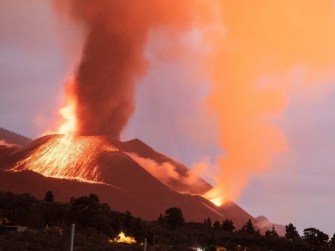 Ismét ömlik a láva La Palma szigetén