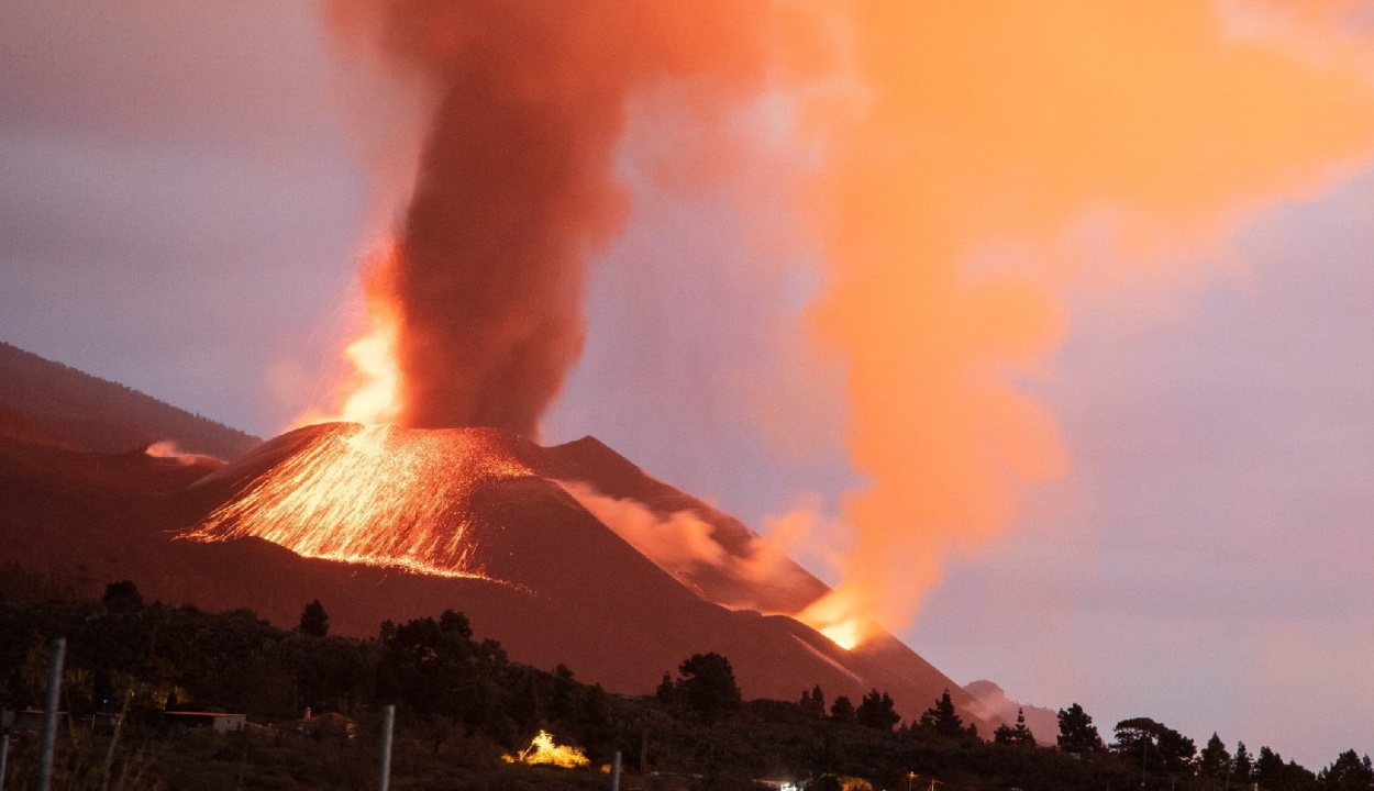 Ismét ömlik a láva La Palma szigetén