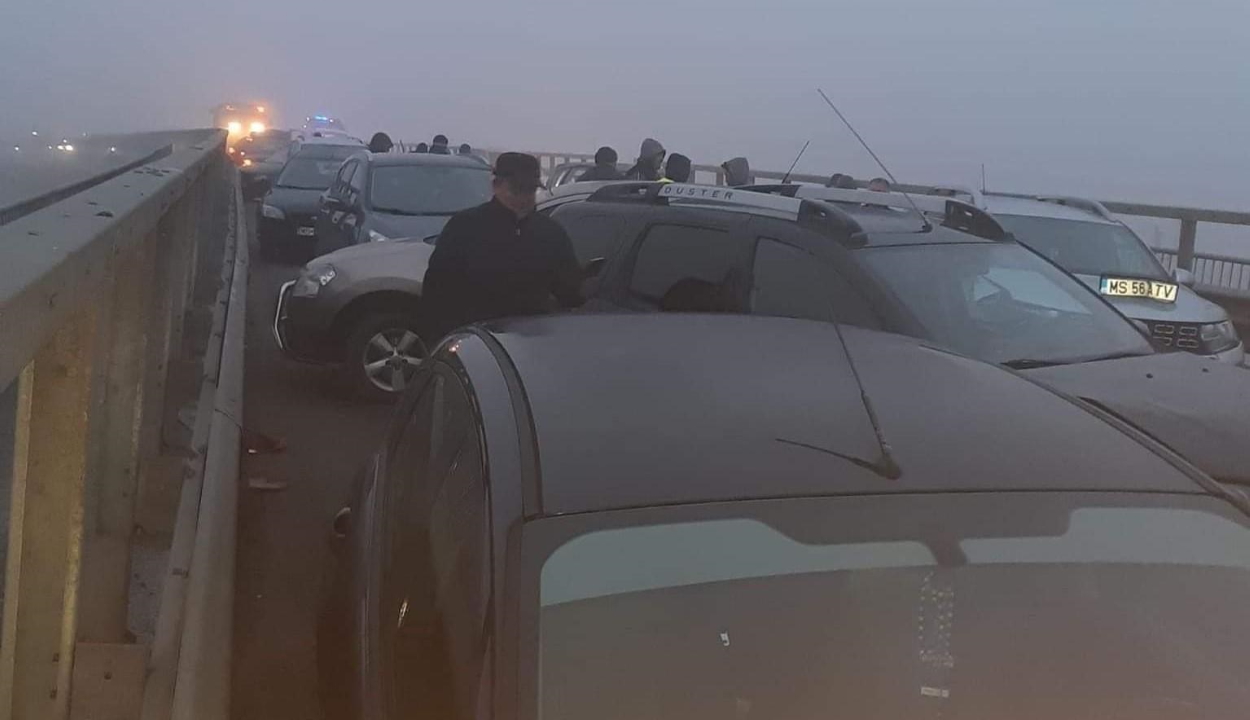 20 gépkocsi ütközött össze Maros megyében a köd és a csúszós út miatt