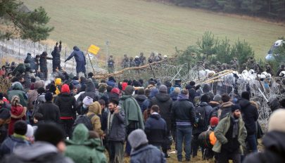 Két nagyobb migránscsoport átszakította a kerítést, és átjutott a lengyel határon