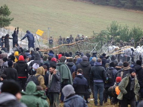 Két nagyobb migránscsoport átszakította a kerítést, és átjutott a lengyel határon