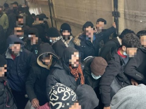 Kilencvenhét migránst találtak egy román kamionban Magyarországon