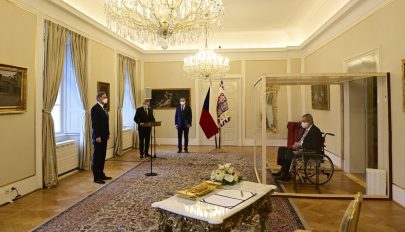 Üvegfal mögött ülve nevezte ki az új kormányfőt a koronavírusos cseh elnök