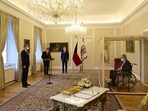 Üvegfal mögött ülve nevezte ki az új kormányfőt a koronavírusos cseh elnök