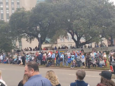 Több száz QAnon-hívő várta Dallasban, hogy megjelenjen Kennedy, és kikiáltsa elnöknek Trumpot