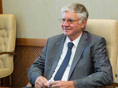 Egy rendőr elütésével vádolják a moldovai magyar nagykövetet