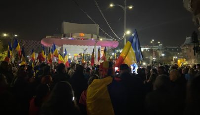 Néhány százan tüntetnek vasárnap este Bukarestben az oltás és a Covid-igazolvány ellen