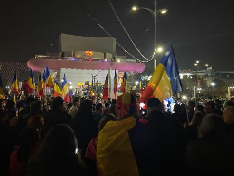 Néhány százan tüntetnek vasárnap este Bukarestben az oltás és a Covid-igazolvány ellen
