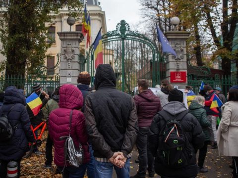 A Covid-igazolvány munkahelyi bevezetése elleni tüntetések zajlanak a pártszékházak előtt